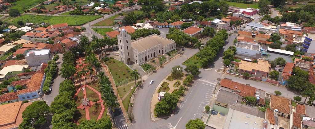 foto aérea da cidade de paraopeba-mg focando igreja matriz